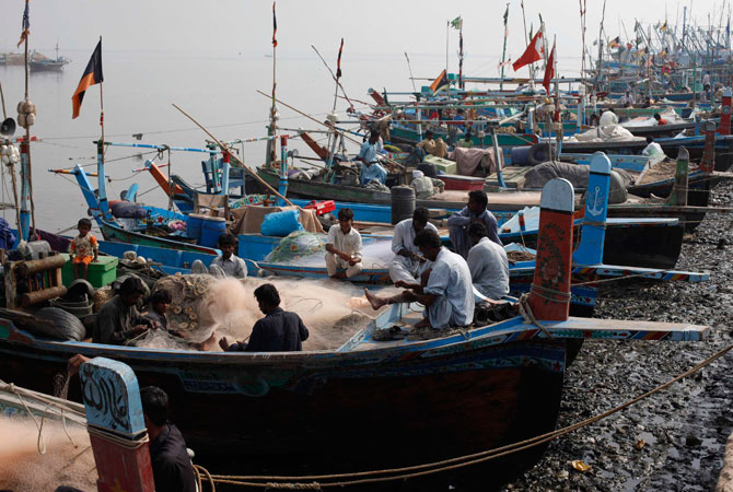 ibrahim-hyderi-fish-harbour-karachi-fishermen-6